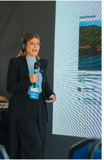 Isabela Arroyo palestrando sobre projetos flutuantes
